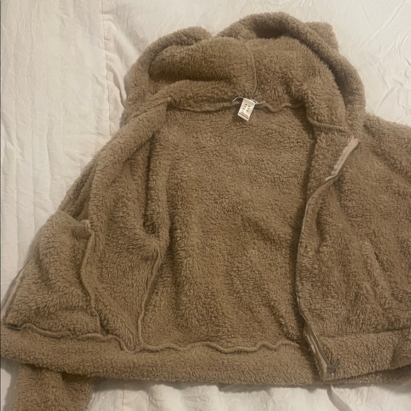 ✨ 3 for $20 Bundle Deal ✨ Charlotte Russe Tan Fuzzy Jacket - Picture 4 of 5